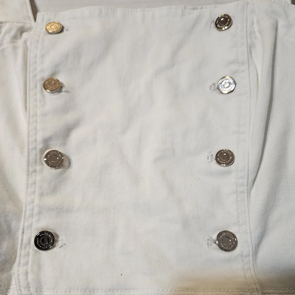 Stylish White Buttoned Top - Picture 3 of 12